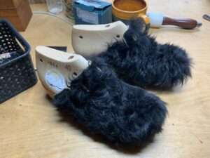 Foto von Fellclogs mit Holzleisten waehrend der Produktion.